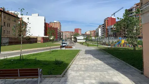 La ciudad estrena este martes 27 los nuevos viales urbanos junto a Matallana tras las obras de ese área, pero continúa sin definir una solución para la llegada del tren al corazón leonés, interrumpida desde 2011. Fotos: Alfonso F. Reca