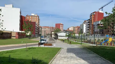 La ciudad estrena este martes 27 los nuevos viales urbanos junto a Matallana tras las obras de ese área, pero continúa sin definir una solución para la llegada del tren al corazón leonés, interrumpida desde 2011. Fotos: Alfonso F. Reca