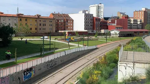 La ciudad estrena este martes 27 los nuevos viales urbanos junto a Matallana tras las obras de ese área, pero continúa sin definir una solución para la llegada del tren al corazón leonés, interrumpida desde 2011. Fotos: Alfonso F. Reca