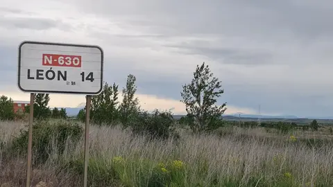 La señal de 'León 14' en la N-630 a la altura de Cembranos se convierte en reclamo turístico y objeto de peregrinación tras la coincidencia con el nombre del nuevo pontífice.