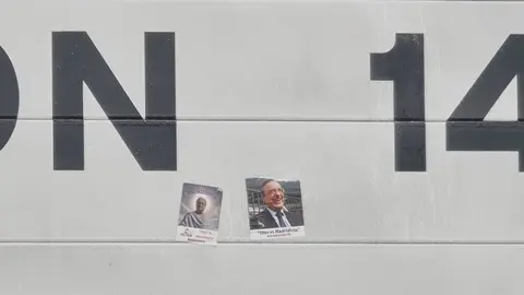 La señal de 'León 14' en la N-630 a la altura de Cembranos se convierte en reclamo turístico y objeto de peregrinación tras la coincidencia con el nombre del nuevo pontífice.