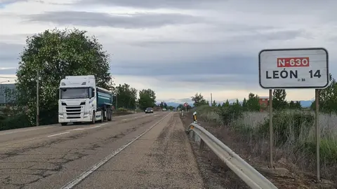 La señal de 'León 14' en la N-630 a la altura de Cembranos se convierte en reclamo turístico y objeto de peregrinación tras la coincidencia con el nombre del nuevo pontífice.