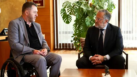El presidente de las Cortes de Castilla y León, Carlos Pollán, recibe en su despacho al presidente del Comité Autonómico de Entidades Representantes de Personas con Discapacidad en Castilla y León (CERMI-CyL), Francisco Sardón, con motivo de la celebración del 25 aniversario de la organización. Foto: Leticia Pérez.