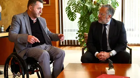 El presidente de las Cortes de Castilla y León, Carlos Pollán, recibe en su despacho al presidente del Comité Autonómico de Entidades Representantes de Personas con Discapacidad en Castilla y León (CERMI-CyL), Francisco Sardón, con motivo de la celebración del 25 aniversario de la organización. Foto: Leticia Pérez.