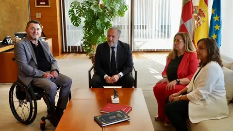 El presidente de las Cortes de Castilla y León, Carlos Pollán, recibe en su despacho al presidente del Comité Autonómico de Entidades Representantes de Personas con Discapacidad en Castilla y León (CERMI-CyL), Francisco Sardón, con motivo de la celebración del 25 aniversario de la organización. Foto: Leticia Pérez.