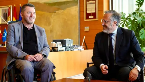 El presidente de las Cortes de Castilla y León, Carlos Pollán, recibe en su despacho al presidente del Comité Autonómico de Entidades Representantes de Personas con Discapacidad en Castilla y León (CERMI-CyL), Francisco Sardón, con motivo de la celebración del 25 aniversario de la organización. Foto: Leticia Pérez.