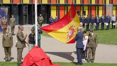 El general jefe del Mando de Artillería de Campaña y Comandante Militar de León, Antonio Mongío, preside un acto de izado de bandera con motivo de la celebración del Día de las Fuerzas Armadas. Jornada de exposición de medios del Ejército de Tierra y la Guardia Civil en el Palacio de Exposiciones de León con motivo del Día de las Fuerzas Armadas. Fotos: Campillo