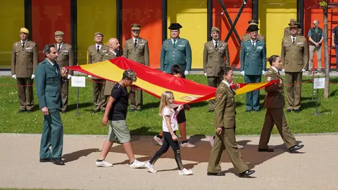 El general jefe del Mando de Artillería de Campaña y Comandante Militar de León, Antonio Mongío, preside un acto de izado de bandera con motivo de la celebración del Día de las Fuerzas Armadas. Jornada de exposición de medios del Ejército de Tierra y la Guardia Civil en el Palacio de Exposiciones de León con motivo del Día de las Fuerzas Armadas. Fotos: Campillo