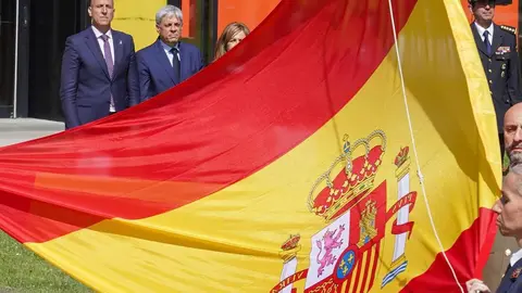 El general jefe del Mando de Artillería de Campaña y Comandante Militar de León, Antonio Mongío, preside un acto de izado de bandera con motivo de la celebración del Día de las Fuerzas Armadas. Jornada de exposición de medios del Ejército de Tierra y la Guardia Civil en el Palacio de Exposiciones de León con motivo del Día de las Fuerzas Armadas. Fotos: Campillo