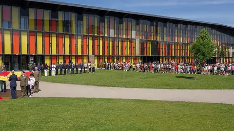 El general jefe del Mando de Artillería de Campaña y Comandante Militar de León, Antonio Mongío, preside un acto de izado de bandera con motivo de la celebración del Día de las Fuerzas Armadas. Jornada de exposición de medios del Ejército de Tierra y la Guardia Civil en el Palacio de Exposiciones de León con motivo del Día de las Fuerzas Armadas. Fotos: Campillo