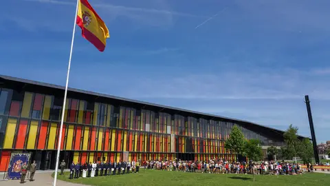 El general jefe del Mando de Artillería de Campaña y Comandante Militar de León, Antonio Mongío, preside un acto de izado de bandera con motivo de la celebración del Día de las Fuerzas Armadas. Jornada de exposición de medios del Ejército de Tierra y la Guardia Civil en el Palacio de Exposiciones de León con motivo del Día de las Fuerzas Armadas. Fotos: Campillo