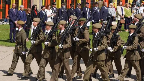 El general jefe del Mando de Artillería de Campaña y Comandante Militar de León, Antonio Mongío, preside un acto de izado de bandera con motivo de la celebración del Día de las Fuerzas Armadas. Jornada de exposición de medios del Ejército de Tierra y la Guardia Civil en el Palacio de Exposiciones de León con motivo del Día de las Fuerzas Armadas. Fotos: Campillo
