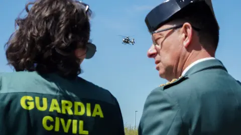 El general jefe del Mando de Artillería de Campaña y Comandante Militar de León, Antonio Mongío, preside un acto de izado de bandera con motivo de la celebración del Día de las Fuerzas Armadas. Jornada de exposición de medios del Ejército de Tierra y la Guardia Civil en el Palacio de Exposiciones de León con motivo del Día de las Fuerzas Armadas. Fotos: Campillo