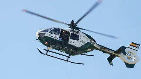 El general jefe del Mando de Artillería de Campaña y Comandante Militar de León, Antonio Mongío, preside un acto de izado de bandera con motivo de la celebración del Día de las Fuerzas Armadas. Jornada de exposición de medios del Ejército de Tierra y la Guardia Civil en el Palacio de Exposiciones de León con motivo del Día de las Fuerzas Armadas. Fotos: Campillo