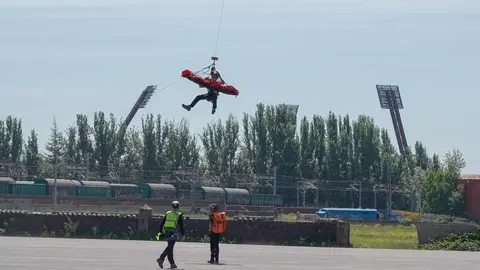 El general jefe del Mando de Artillería de Campaña y Comandante Militar de León, Antonio Mongío, preside un acto de izado de bandera con motivo de la celebración del Día de las Fuerzas Armadas. Jornada de exposición de medios del Ejército de Tierra y la Guardia Civil en el Palacio de Exposiciones de León con motivo del Día de las Fuerzas Armadas. Fotos: Campillo