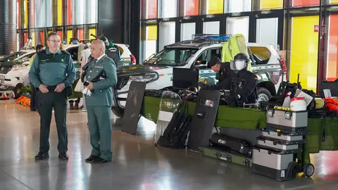 El general jefe del Mando de Artillería de Campaña y Comandante Militar de León, Antonio Mongío, preside un acto de izado de bandera con motivo de la celebración del Día de las Fuerzas Armadas. Jornada de exposición de medios del Ejército de Tierra y la Guardia Civil en el Palacio de Exposiciones de León con motivo del Día de las Fuerzas Armadas. Fotos: Campillo