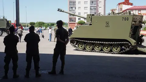 El general jefe del Mando de Artillería de Campaña y Comandante Militar de León, Antonio Mongío, preside un acto de izado de bandera con motivo de la celebración del Día de las Fuerzas Armadas. Jornada de exposición de medios del Ejército de Tierra y la Guardia Civil en el Palacio de Exposiciones de León con motivo del Día de las Fuerzas Armadas. Fotos: Campillo