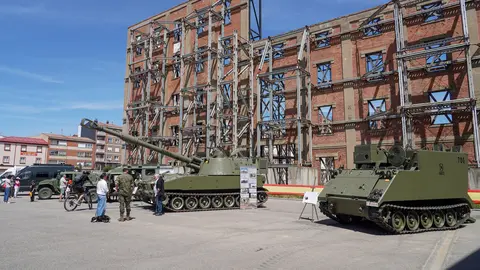 El general jefe del Mando de Artillería de Campaña y Comandante Militar de León, Antonio Mongío, preside un acto de izado de bandera con motivo de la celebración del Día de las Fuerzas Armadas. Jornada de exposición de medios del Ejército de Tierra y la Guardia Civil en el Palacio de Exposiciones de León con motivo del Día de las Fuerzas Armadas. Fotos: Campillo