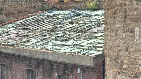 El deterioro del inmueble número 9 de la avenida de los Cubos reactiva la presión vecinal para que el Ayuntamiento actúe de inmediato y complete el proyecto de recuperación del entorno.