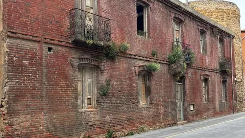 El deterioro del inmueble número 9 de la avenida de los Cubos reactiva la presión vecinal para que el Ayuntamiento actúe de inmediato y complete el proyecto de recuperación del entorno.