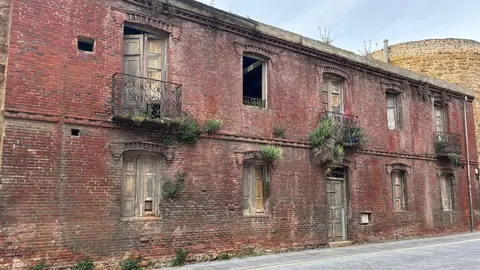 El deterioro del inmueble número 9 de la avenida de los Cubos reactiva la presión vecinal para que el Ayuntamiento actúe de inmediato y complete el proyecto de recuperación del entorno.