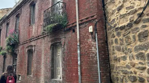 El deterioro del inmueble número 9 de la avenida de los Cubos reactiva la presión vecinal para que el Ayuntamiento actúe de inmediato y complete el proyecto de recuperación del entorno.