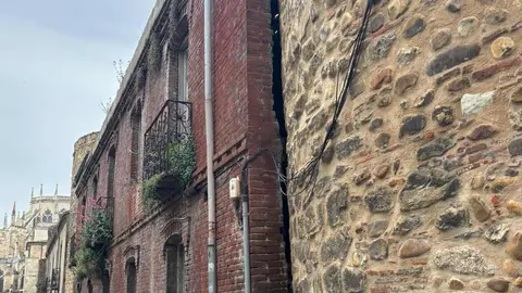 El deterioro del inmueble número 9 de la avenida de los Cubos reactiva la presión vecinal para que el Ayuntamiento actúe de inmediato y complete el proyecto de recuperación del entorno.