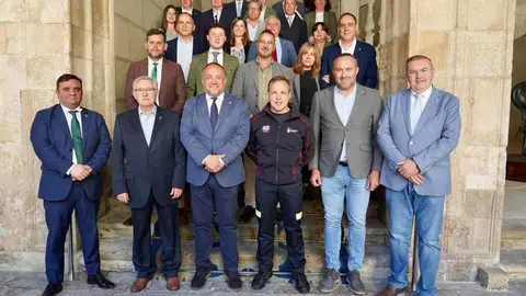 El presidente de la Diputación de León, Gerardo Álvarez Courel, presenta al nuevo jefe del SEPEIS, Julián Alcalá. Foto: Campillo