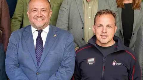 El presidente de la Diputación de León, Gerardo Álvarez Courel, presenta al nuevo jefe del SEPEIS, Julián Alcalá. Foto: Campillo