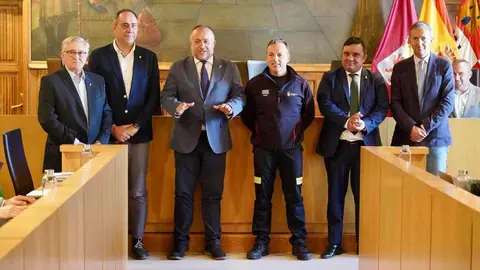 El presidente de la Diputación de León, Gerardo Álvarez Courel, presenta al nuevo jefe del SEPEIS, Julián Alcalá. Foto: Campillo