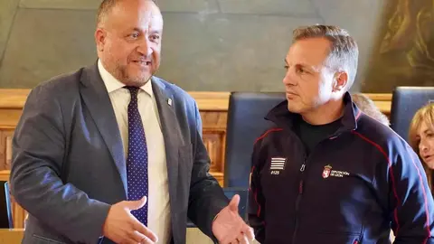 El presidente de la Diputación de León, Gerardo Álvarez Courel, presenta al nuevo jefe del SEPEIS, Julián Alcalá. Foto: Campillo