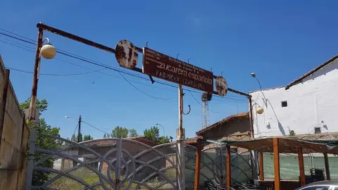 Las ruinas de la vieja fábrica azucarera de Veguellina de Órbigo, a la venta. / E. EMPERADOR