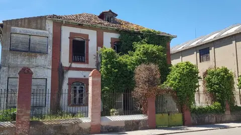 Las ruinas de la vieja fábrica azucarera de Veguellina de Órbigo, a la venta. / E. EMPERADOR