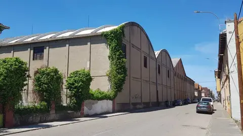 Las ruinas de la vieja fábrica azucarera de Veguellina de Órbigo, a la venta. / E. EMPERADOR