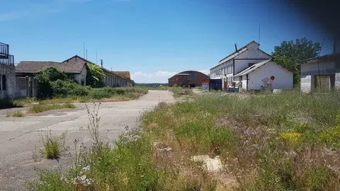 Las ruinas de la vieja fábrica azucarera de Veguellina de Órbigo, a la venta. / E. EMPERADOR