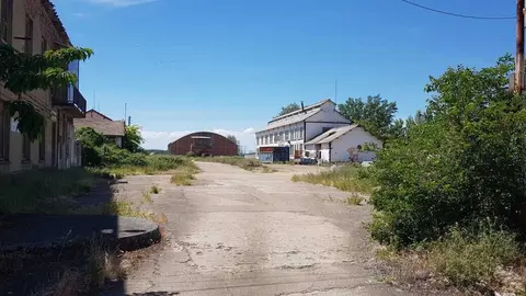Las ruinas de la vieja fábrica azucarera de Veguellina de Órbigo, a la venta. / E. EMPERADOR