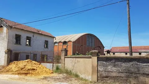 Las ruinas de la vieja fábrica azucarera de Veguellina de Órbigo, a la venta. / E. EMPERADOR