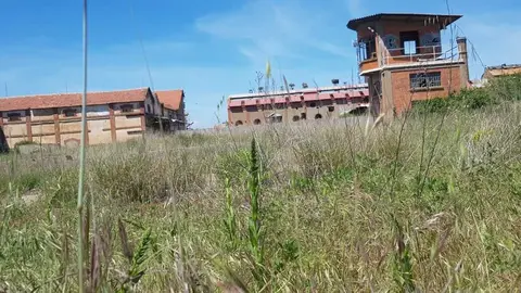 Las ruinas de la vieja fábrica azucarera de Veguellina de Órbigo, a la venta. / E. EMPERADOR