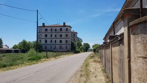 Las ruinas de la vieja fábrica azucarera de Veguellina de Órbigo, a la venta. / E. EMPERADOR