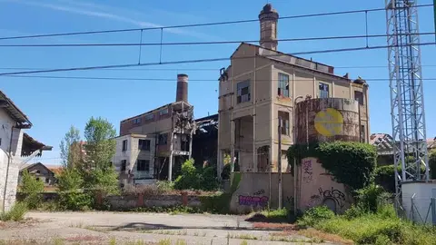Las ruinas de la vieja fábrica azucarera de Veguellina de Órbigo, a la venta. / E. EMPERADOR