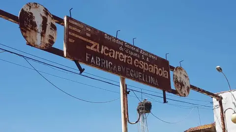 Las ruinas de la vieja fábrica azucarera de Veguellina de Órbigo, a la venta. / E. EMPERADOR