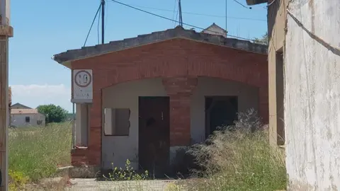 Las ruinas de la vieja fábrica azucarera de Veguellina de Órbigo, a la venta. / E. EMPERADOR