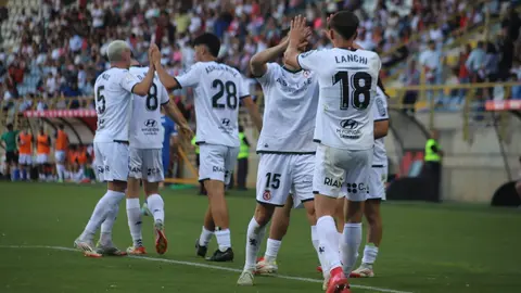 La Cultural iguala en el último suspiro ante el Ceuta (2-2) en el partido de ida de la final de campeones de Primera RFEF, en un Reino de León volcado con su equipo en la despedida como local tras el ascenso. Fotos: Isaac Llamazares