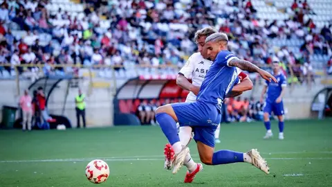 La Cultural iguala en el último suspiro ante el Ceuta (2-2) en el partido de ida de la final de campeones de Primera RFEF, en un Reino de León volcado con su equipo en la despedida como local tras el ascenso. Fotos: Isaac Llamazares