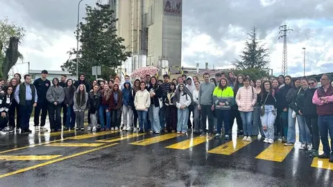 Un instante de la visita de los estudiantes de la Facultad de Veterinaria de la Universidad de León a la empresa Nanta.