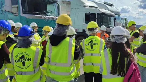 Un instante de la visita de los estudiantes de la Facultad de Veterinaria de la Universidad de León a la empresa Nanta.