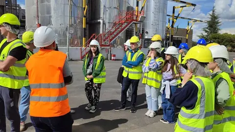 Un instante de la visita de los estudiantes de la Facultad de Veterinaria de la Universidad de León a la empresa Nanta.