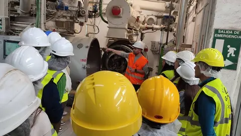 Un instante de la visita de los estudiantes de la Facultad de Veterinaria de la Universidad de León a la empresa Nanta.