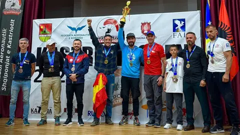 Con tres podios consecutivos en seis semanas, el deportista se prepara para el Campeonato de España y el Mundial de Turquía tras una intensa gira por Europa y Asia