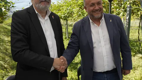 El presidente de la Diputación de León, Gerardo Álvarez Courel, junto al del Consejo Comarcal del Bierzo, Olegario Ramón, durante la firma del convenio del Banco de Tierras. Foto: César Sánchez.
